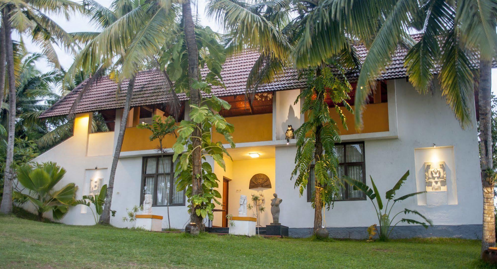 Over The Hill Poovar Екстериор снимка