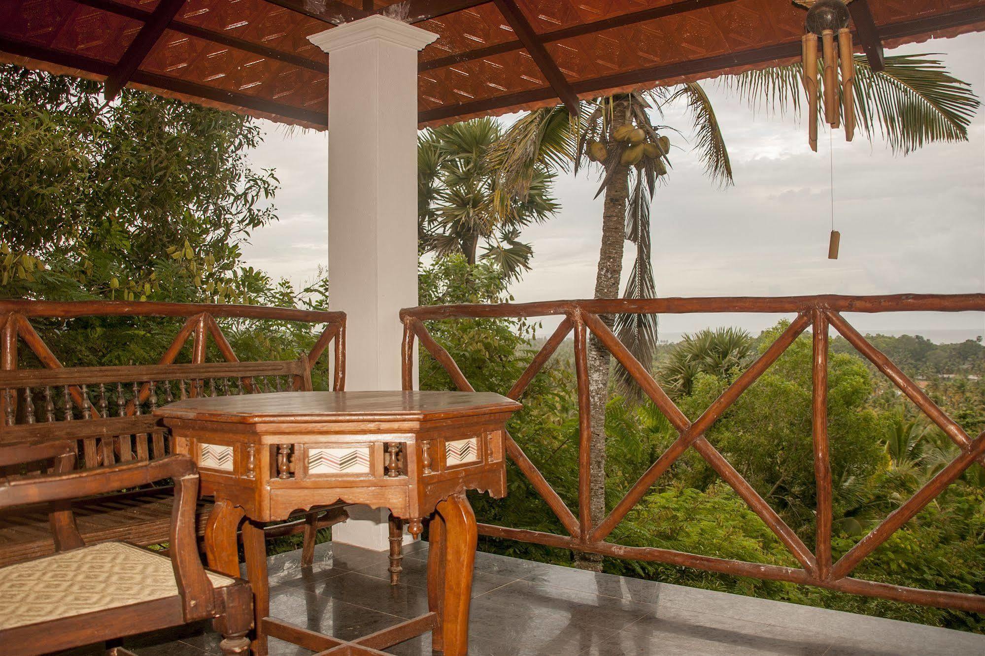 Over The Hill Poovar Екстериор снимка